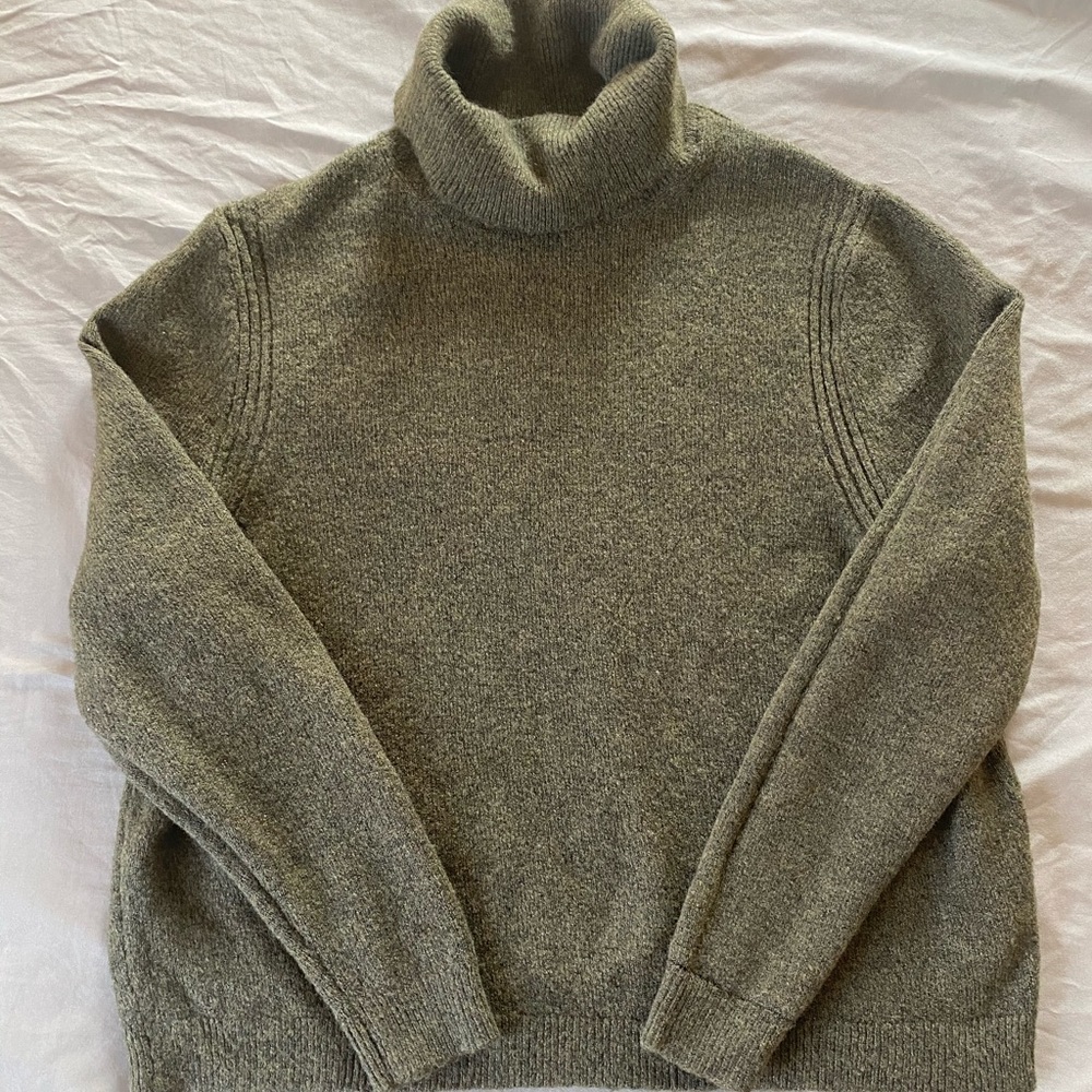 Green turtle neck sweater